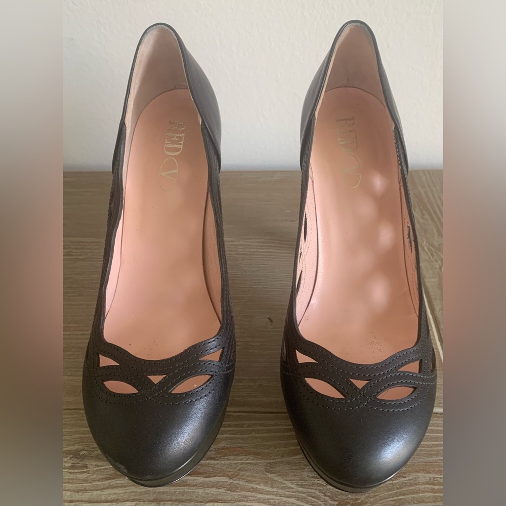 SZ 38 US 7.5 Red V Valentino Vintage Black 5” Heels - Picture 3 of 11